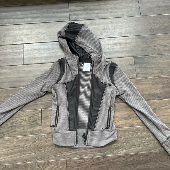 Girl’s Ivivva Jacket - Picture 1 of 3